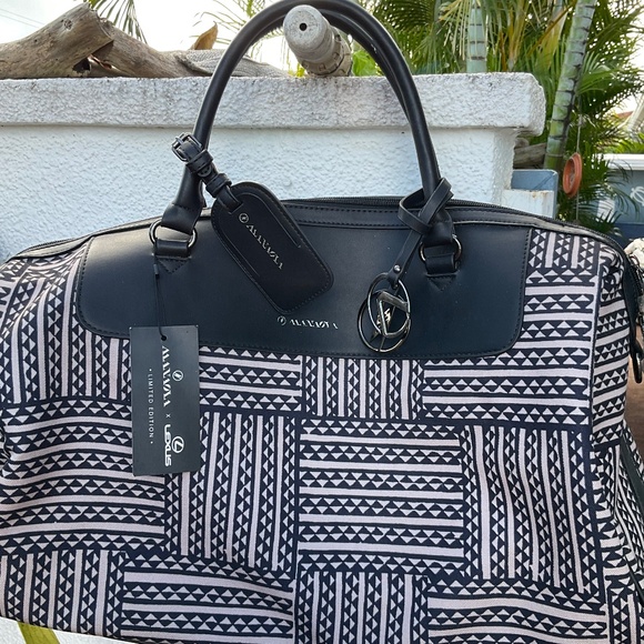 Manaola Lexus Limited Edition Travel Bag & Matching Pouch NWT - Picture 1 of 10